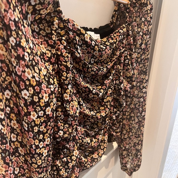 All in Favor Puff long Sleeve Floral top - Picture 3 of 10